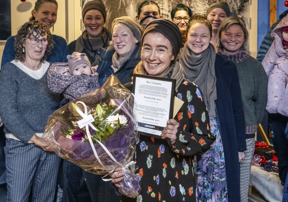 Årets kvinde – Arnatsialak 2023, Mia Chemnitz, fik overrakt sin pris, en voucher for et årsabonnement til Arnanut og en buket blomster lige efter nytår.