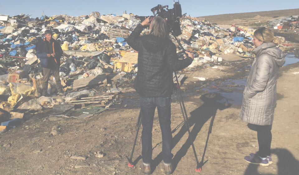 Channel4's reporter Alex Thomson står midt i skraldet, da han laver et indslag til de britiske tv-seere.