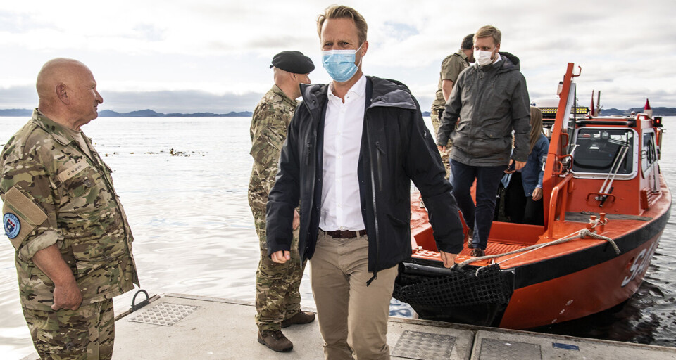 Udenrigsminnister Jeppe Kofod var for nylig på besøg i Nuuk for at mødes med Steen Lynge, her var coronasituationen til at få øje på. Nu er turen kommet til Færøerne.