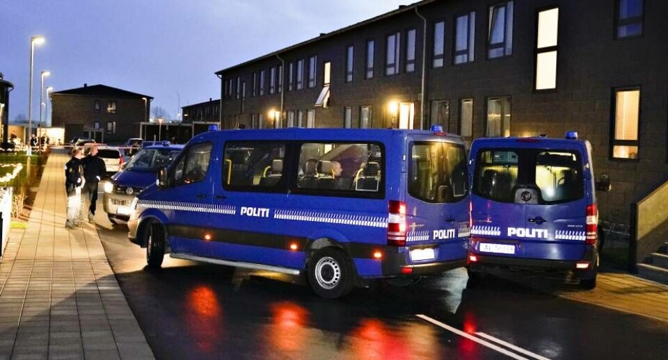 Politiet ses her i aktion i Aalborg i forbindelse med anholdelsen af 20 personer rundt om på forskellige adresser i Danmark.
