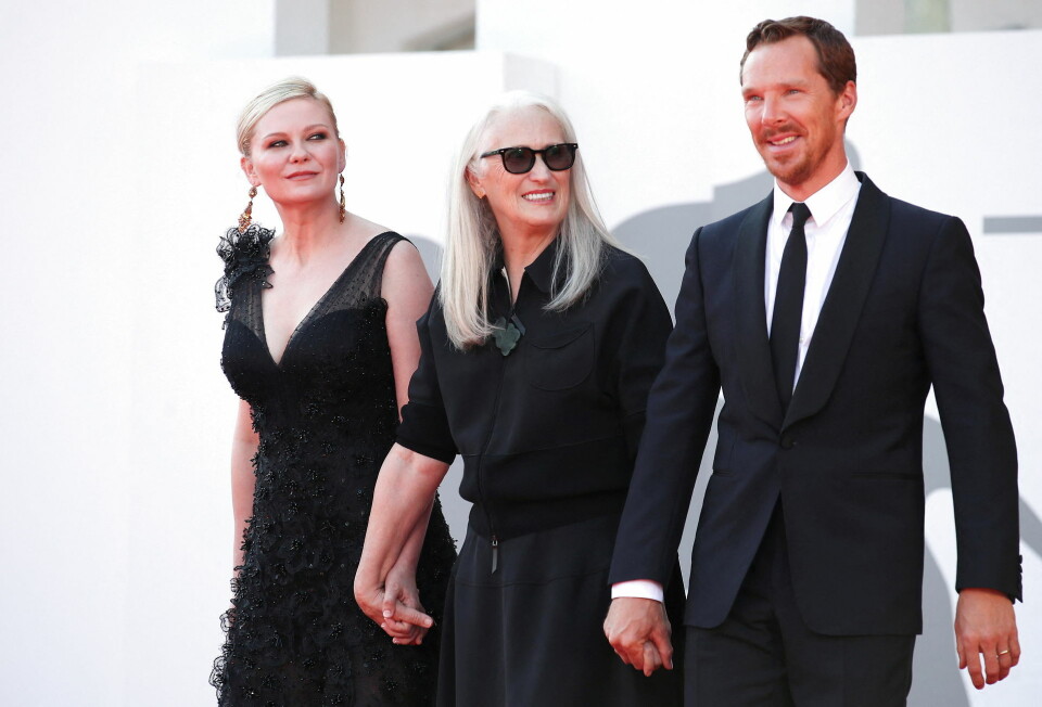 Skuespiller Kirsten Dunst, instruktør Jane Campion og skuespiller Benedict Cumberbatch poserer fra Netflix-dramaet 'Power og the Dog'.
