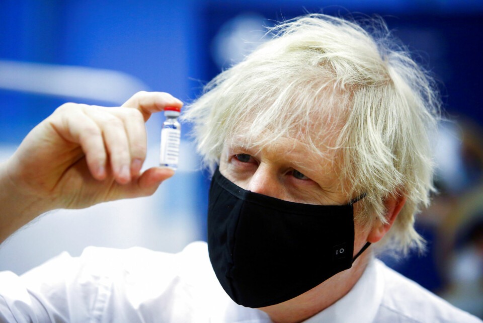 Boris Johnson på besøg i et vaccinationscenter i byen Cwmbran, South Wales.