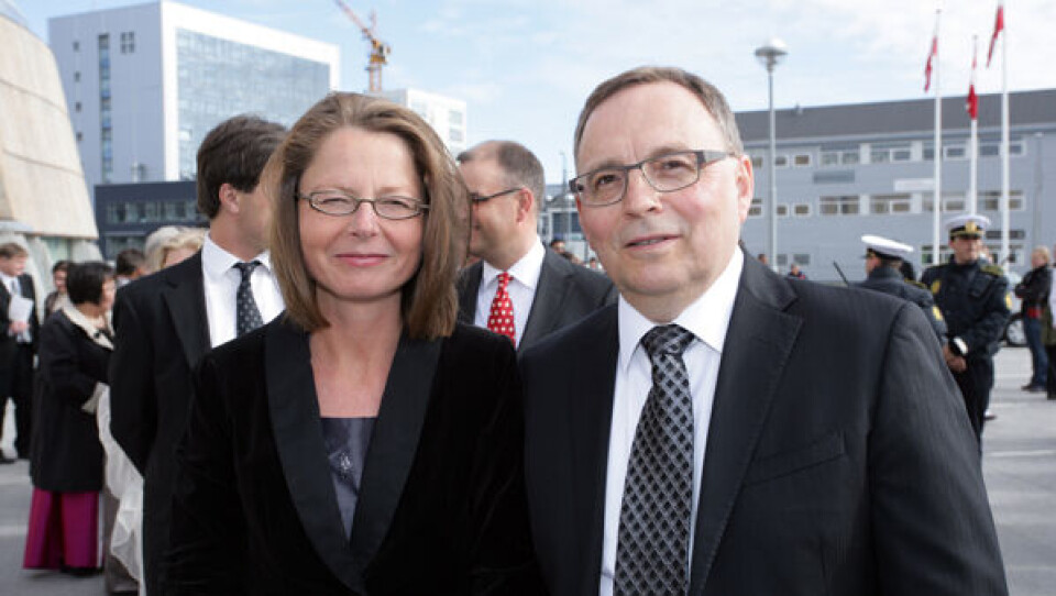 58-inik ukiulik Peter Schultz Naalakkersuisoqarfiup pisortaaneratut tunuarpoq marsip aallaqqaataa 2013 aallarnerfigalugu. Assimi nuliani Lisbeth siornatigut pisumit assiliseqatigaa. Assi: Jørgen Chemnitz