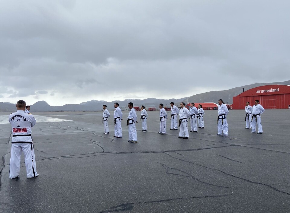 Taekwon-Do udøverne på landingsbanen i Kangerlussuaq