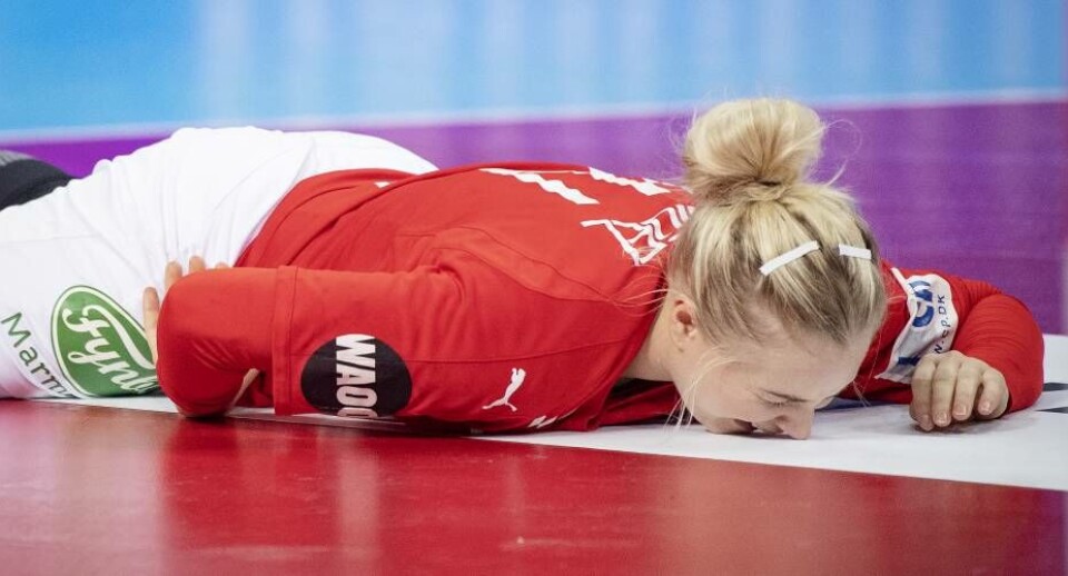 Lotte Grigel fik fremtvunget straffekast i slutfasen mod Serbien, men lige lidt hjalp det Danmark til sejr og deltagelse i en OL-kvalifikationsturnering.