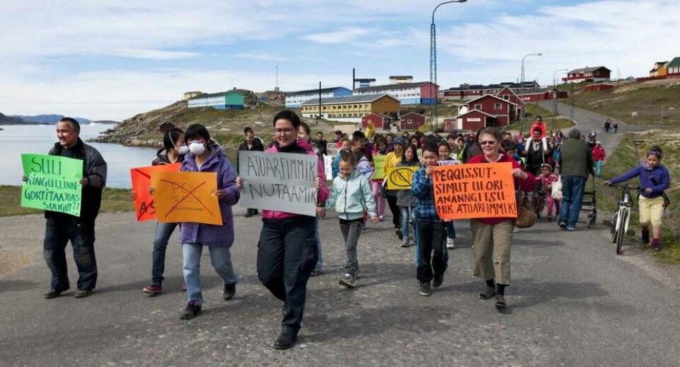 Omkring 150 mennesker bestående af forældre, bedsteforældre og børn deltog tirsdag i en demonstration mod de elendige forhold på skolen i Narsaq.