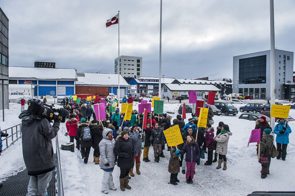 Torsdagens demonstration endte foran rådhuset i Nuuk, hvor kommunens bestyrelsesmedlemmer tog imod demonstranterne