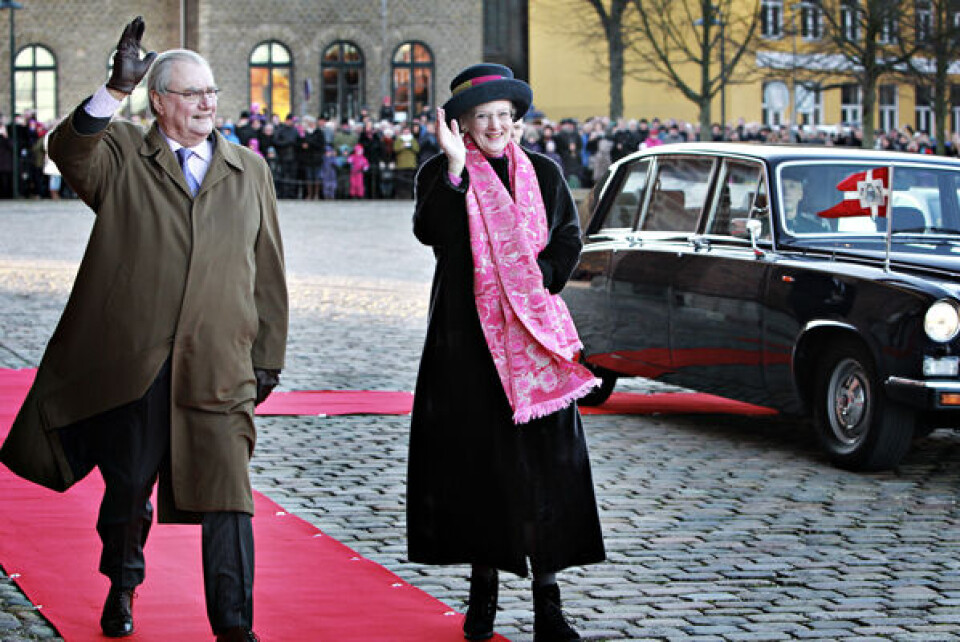 Regentparret ankommer, da der lørdag var kranselægning ved monumentet for Kong Frederik 9. og dronning Ingrids grave i Roskilde i forbindelse med dronning Margrethes regeringsjubilæum. Foto: Polfoto/Martin Lehmann