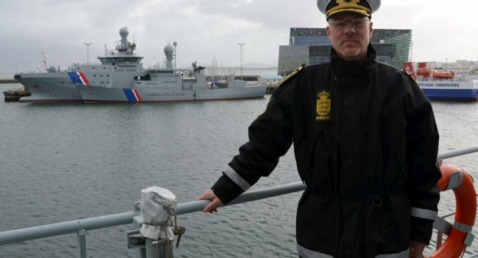 Grønlands politimester Bjørn Bay om bord på inspektionsskibet ’Vædderen’ inden lørdagens afgang mod Sarex-øvelsen i Nordøstgrønland. Til venstre ses to skibe fra den islandske kystvagt, hvoraf det ene også indgår i øvelsen. Reykjaviks nye kulturhus Harpa anes bag Bjørn Bay