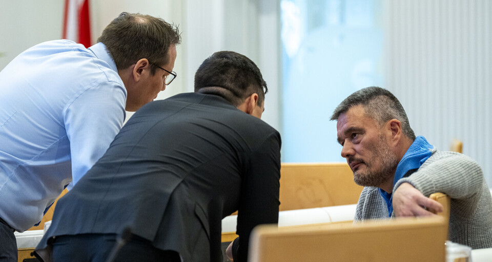 Et situationsbillede fra mandagens begivenheder i Inatsisartut-salen. Det blev alt andet end nemt for koalitionen at komme igennem med rokaden, for oppositionspartierne havde alle parader oppe og forsøgte at vælte koalitionen, der dog sidder solidt med 21 mandater mod 10 oppositionsmandater.