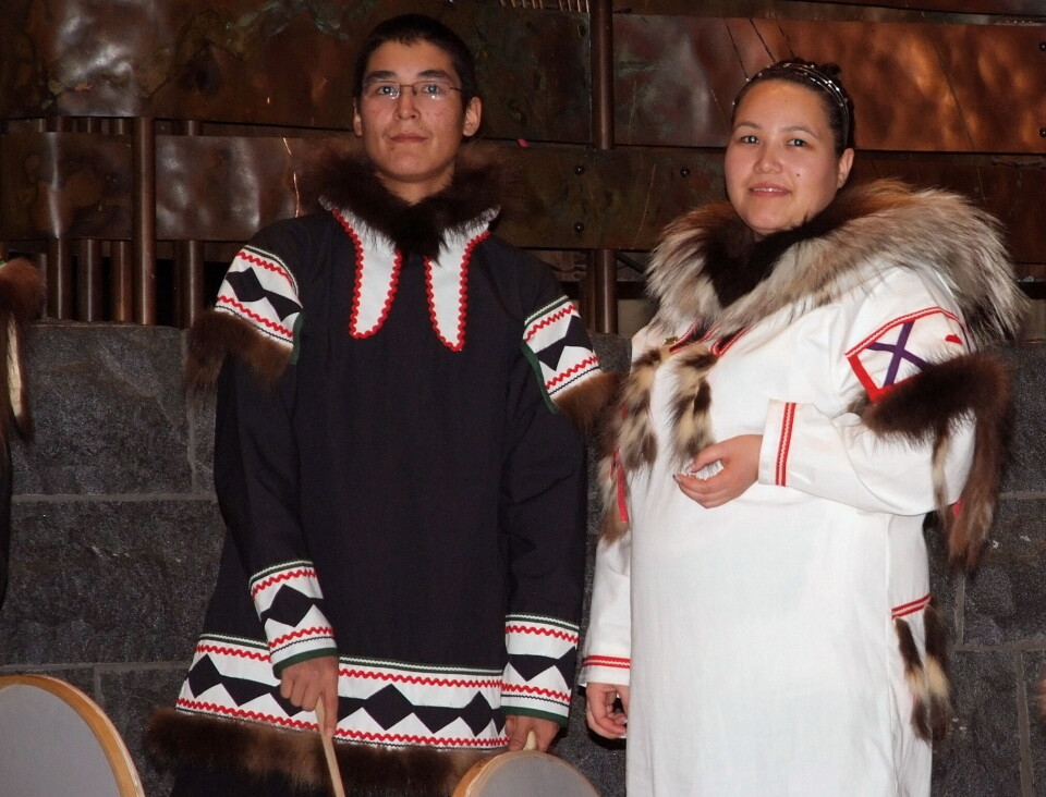’Paulatuk Moonlight Drummers and Dancers’ ilaat qitittut. Assi: Carl-Erik Holm Ukkusissamik eqqumiitsuliortartoq Abraham Anghik Ruben fra Canada aamma Paulatakkunneersoq oqalugiartoq. Assi: Carl-Erik Holm Canadap kimmut avannaaniit Inuialunniit 'Paulatuk Moonlight Drummers and Dancers’ ilaat qitittoq. Assi: Carl-Erik Holm ’Paulatuk Moonlight Drummers and Dancers’ ilaat qitittut. Assi: Carl-Erik Holm Ukkusissamik eqqumiitsuliortartoq Abraham Anghik Ruben fra Canada aamma Paulatakkunneersoq oqalugiartoq. Assi: Carl-Erik Holm Canadap kimmut avannaaniit Inuialunniit 'Paulatuk Moonlight Drummers and Dancers’ ilaat qitittoq. Assi: Carl-Erik Holm ’Paulatuk Moonlight Drummers and Dancers’ ilaat qitittut. Assi: Carl-Erik Holm