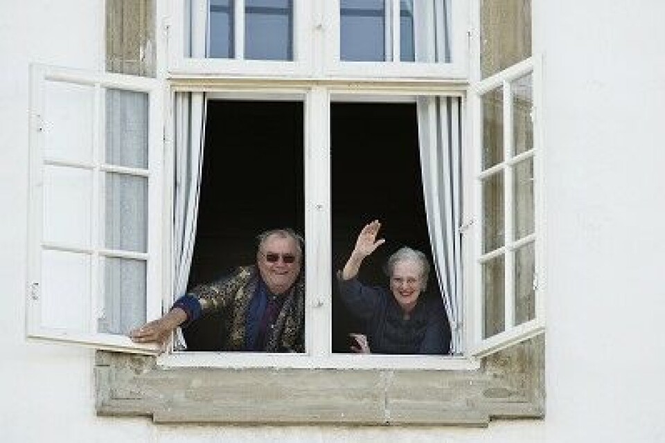 Dronning Margrethe og Prins Henrik i vinduet på Fredensborg Slot: Foto: Polfoto.