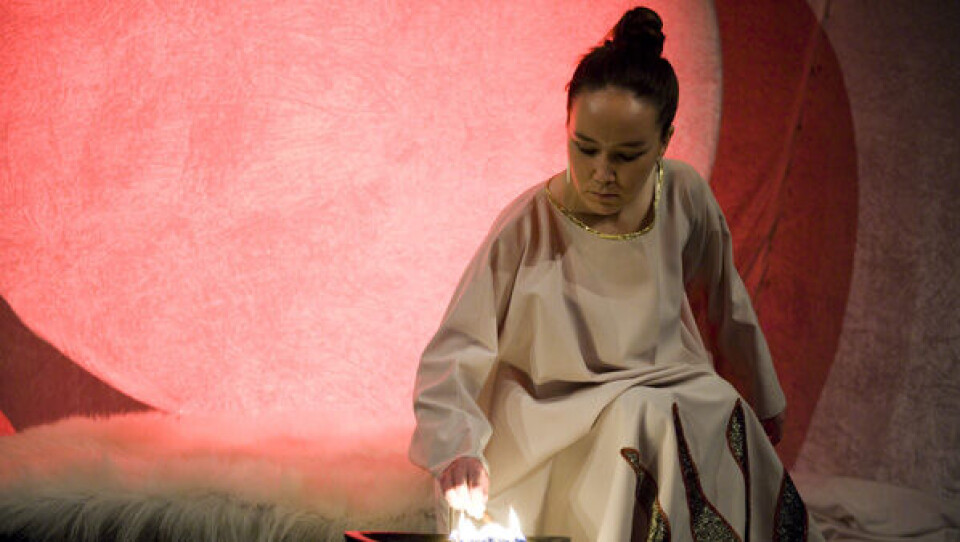 Hvalens ånd passer på lampen. Marie Mathiassen fra teatergruppen Inuit Theatre Company. Foto: Leiff Josefsen.