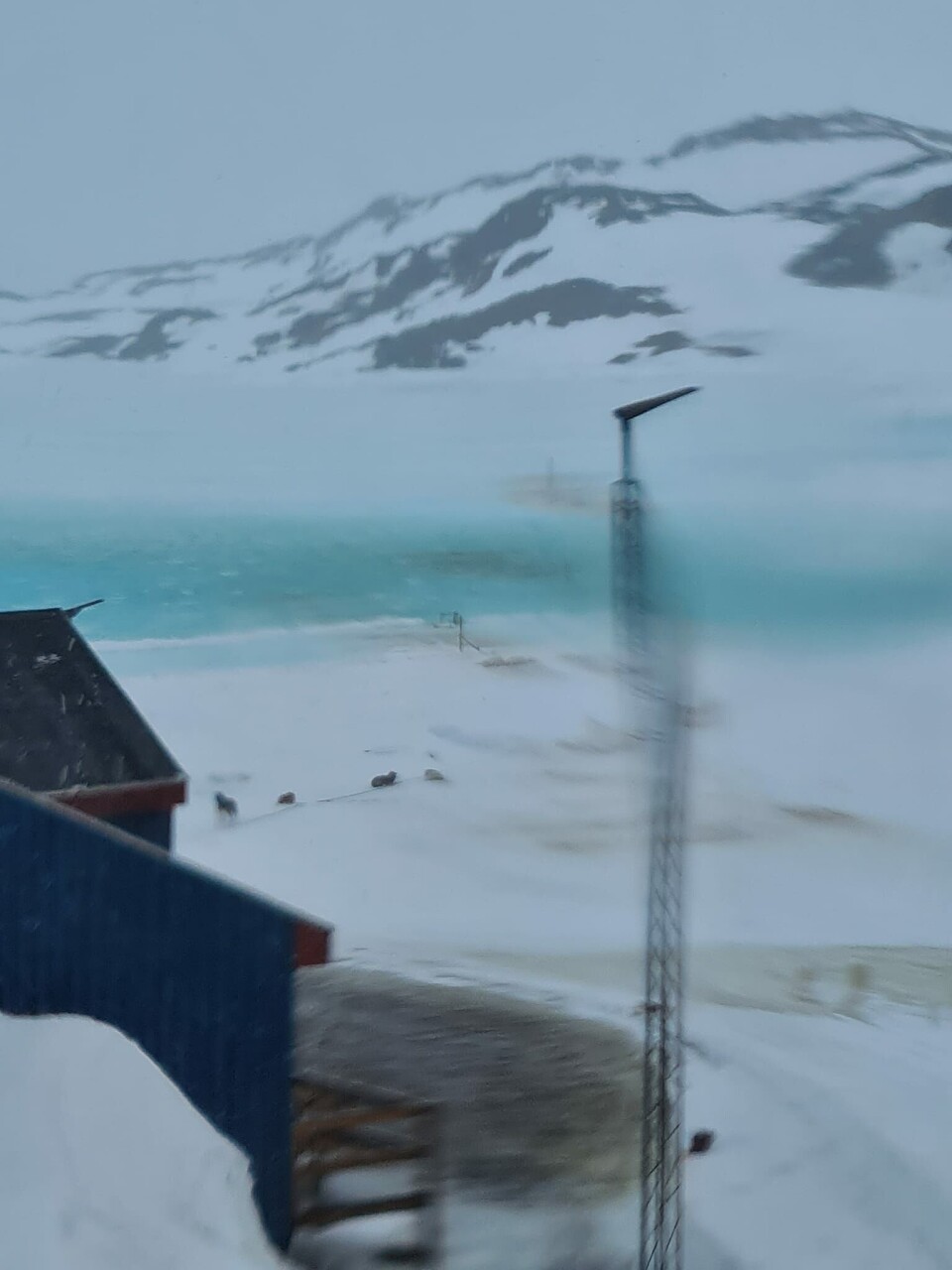 Synes der mødte Justus Utuaq påskemorgen, hvor isen stod under vand efter nattens regnvejer.