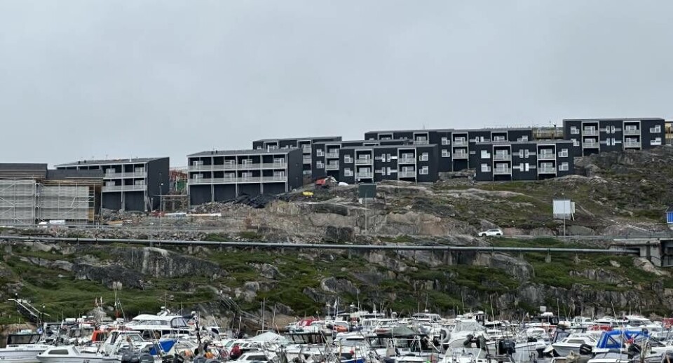 24 lejere i selvstyrets boliger slipper billigerei husleje end 24 naboer i Avannaata Developments boliger, men at holde kunstigtlave huslejer i selvstyrets boliger levner ikkemegen plads til den nødvendige vedligeholdog renovering. Om 10 år vil det være tydeligtat se, hvem der ejer hvilke boliger på PaulusKristensenip aqqutaa.