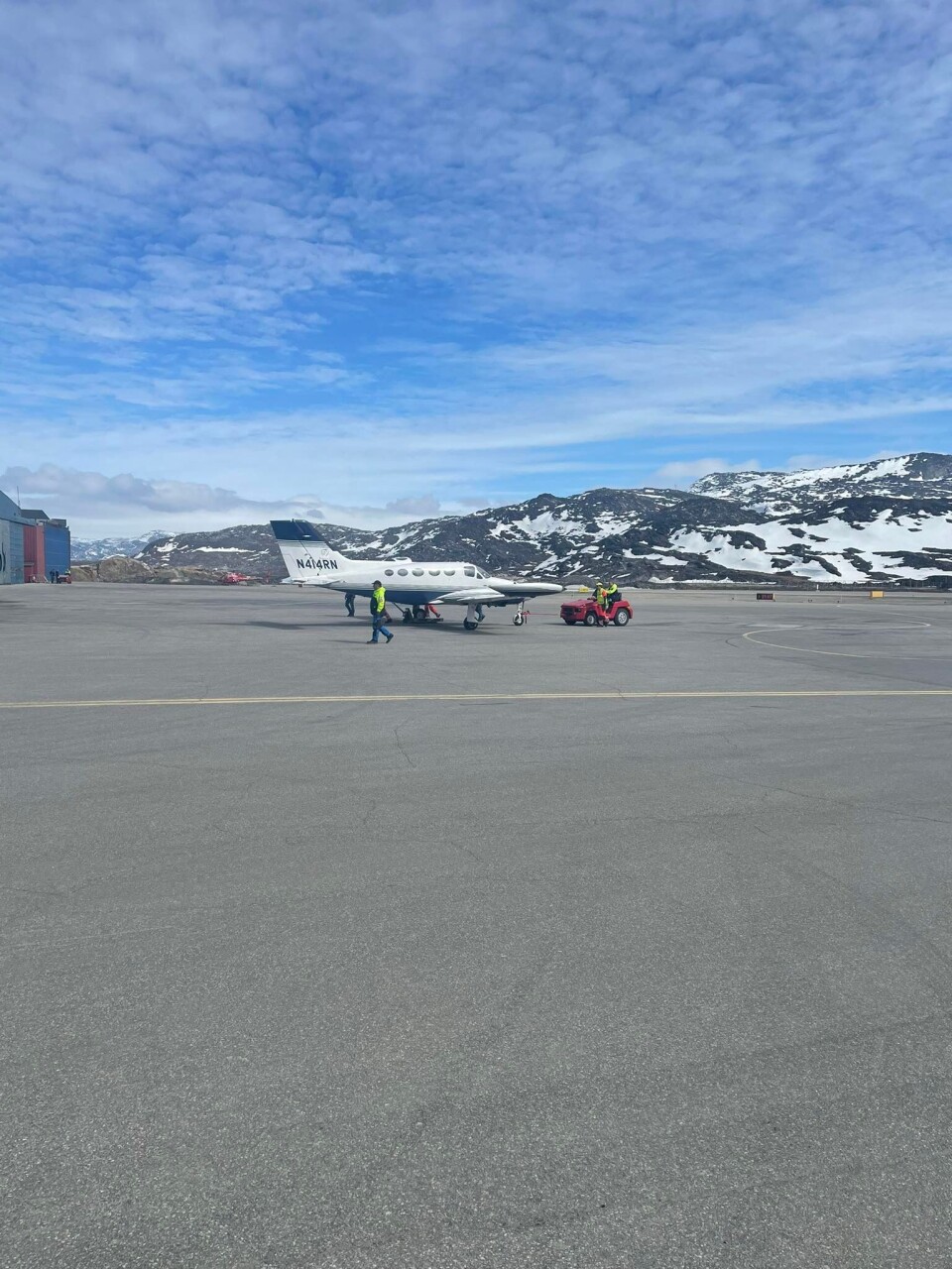 Flyet punkterede efter landing og gled et godt stykke henad banen inden det stoppede og blev slæbt tilbage på forpladsen med håndkraft og palleløfter.
