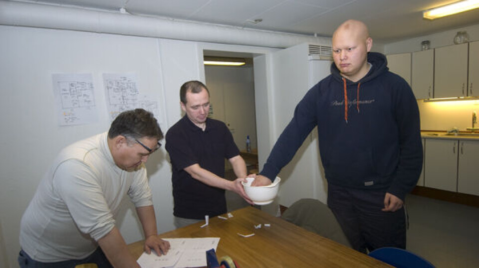 Nukappiaaluk Hansen trækker lod. GBUs repræsentanter Allan Eriksen og Steffen Silassen kontrollerer efter. Foto: Sermitsiaq