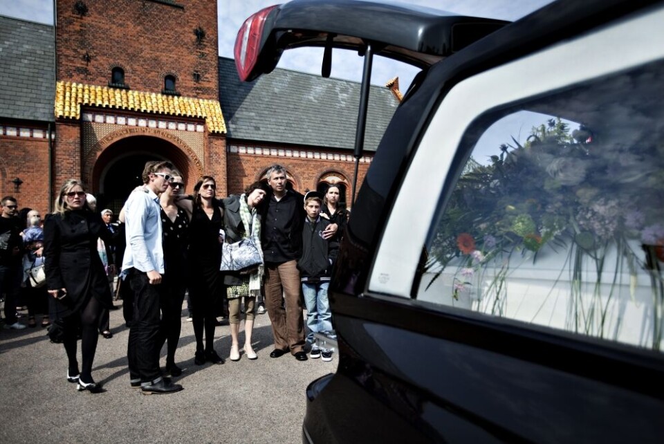 Forfatteren og ungdomsrådgiveren Tine Bryld blev torsdag bisat uden medvirken af præst fra kapellet på Vestre Kirkegård i København. det var Tiune Brylds børn og svigerbørn, der bar hendes kiste ud af kapellet, der var fyldt med den kendte forfatters store familie og mange private venner og samarbejdspartnere. (Benjamin Kürstein/POLFOTO)