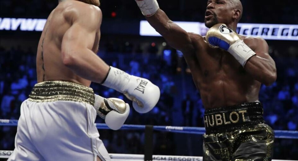Bokseveteranen Floyd Mayweather kan forlade Las Vegas med æren og sit pletfri bokse-cv i behold, efter at han stoppede outsideren Conor McGregor i 10. omgang