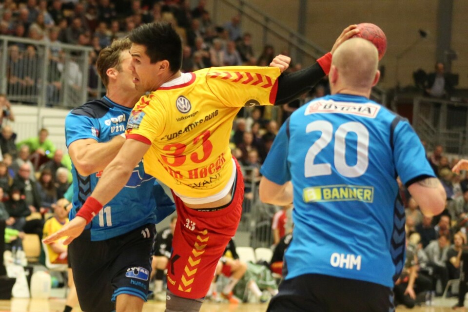 Minik Dahl Høegh stoppes uregelmenteret af Århus Håndbolds Henrik Hansen. To minutter kostede det Knud Flemming LarsenGlade spillere fejrer semifinalesejren over Århus Håndbold Knud Flemming LarsenMan of the match GOG-målmand Frank Mikkelsen Knud Flemming LarsenBliver det HC Midtjylland eller GOG som søndag kommer til at løfte pokalen? Knud Flemming LarsenAkutaaneq Kreutzman jubler over, at finalepladsen er hjemme Knud Flemming LarsenSøndagens finalemodstander HC Midtjylland spillede semifinale med nyindkøbet Pascal Hens på holdet Knud Flemming LarsenMinik Dahl Høegh i endnu en aktion over Århus Håndbolds forsvar Knud Flemming LarsenMinik Dahl Høegh stoppes uregelmenteret af Århus Håndbolds Henrik Hansen. To minutter kostede det Knud Flemming LarsenGlade spillere fejrer semifinalesejren over Århus Håndbold Knud Flemming LarsenMan of the match GOG-målmand Frank Mikkelsen Knud Flemming LarsenBliver det HC Midtjylland eller GOG som søndag kommer til at løfte pokalen? Knud Flemming LarsenAkutaaneq Kreutzman jubler over, at finalepladsen er hjemme Knud Flemming LarsenSøndagens finalemodstander HC Midtjylland spillede semifinale med nyindkøbet Pascal Hens på holdet Knud Flemming LarsenMinik Dahl Høegh i endnu en aktion over Århus Håndbolds forsvar Knud Flemming LarsenMinik Dahl Høegh stoppes uregelmenteret af Århus Håndbolds Henrik Hansen. To minutter kostede det Knud Flemming Larsen