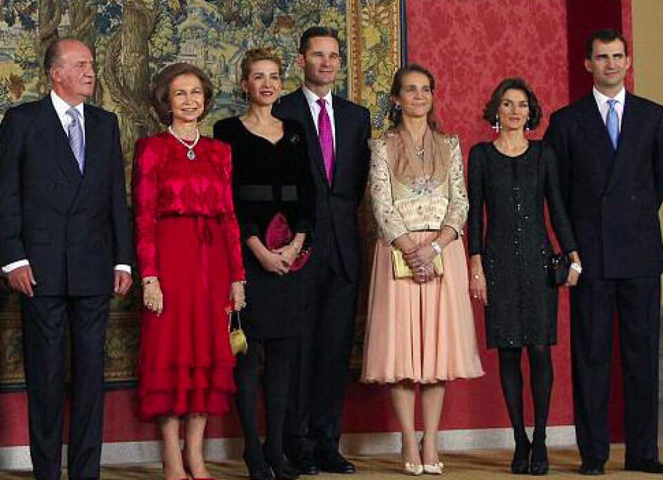 Den spanske kongefamilie er inddraget i en korruptionssag. Det er den høje mand i midten, Iñaki Urdangarin Liebaert, der er anklaget for millionsvindel. Foto: det spanske kongehus