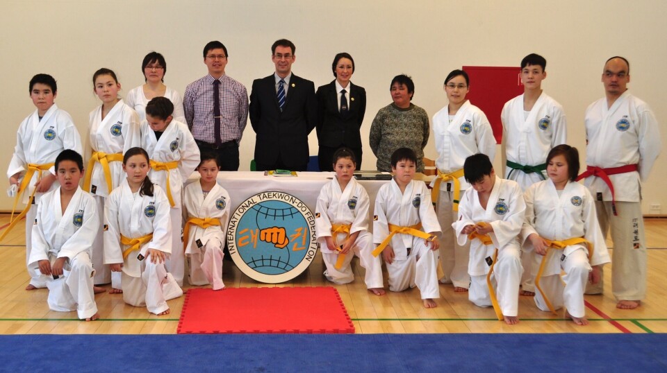 Her ses de 10 taekwondo-udøvere som i weekenden blev gradueret af Karl Larsen. Foto: Privat