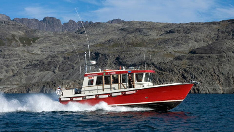 Blue Ice Explorer i Sydgrønland rammes af, at flybilletterne bliver dyrere og at stigningen kommer så pludselig. Her en af selskabets turistbåde Iluliaq i Skovfjorden (Tunulliarfik) mellem Narsarsuaq og Narsaq. Narsaq Foto