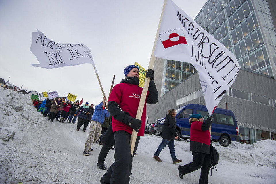 Ved demonstrationen i Nuuk den 21. januar, hvor 100 personer - hovedsageligt lærere og forældre - deltog, inviterede Asii Chemnitz Narup, Inuit Ataqatigiit-borgmester i Kommuneqarfik Sermersooq, deltagerne til informationsmøde om de reelle konsekvenser af besparelserne på 10,5 millioner på skoleområdet i det kommende år