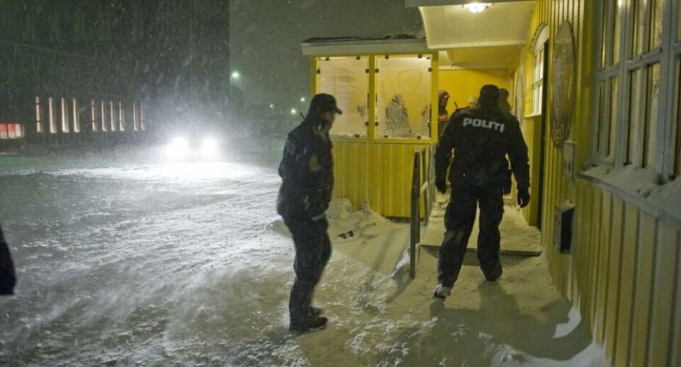 De fleste møder politiet med venlighed og respekt – som her på værtshuset. Men der er angiveligt problemer med tonen overfor ordensmagten nogle steder. Arkivfoto.