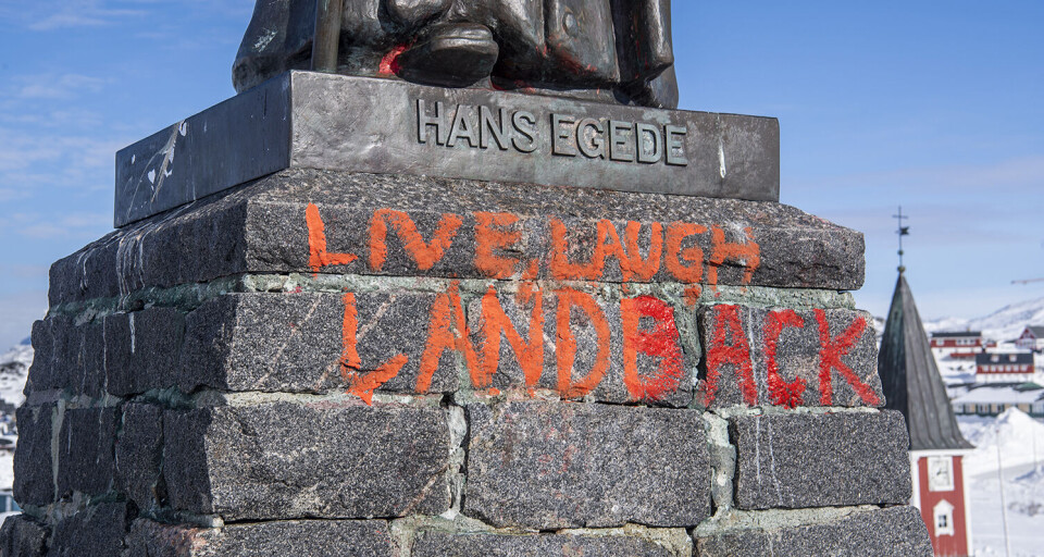 Live, laugh, land back er skrevet på Hans Egede-statuen. Politiet står uden mistænkte i sagen.