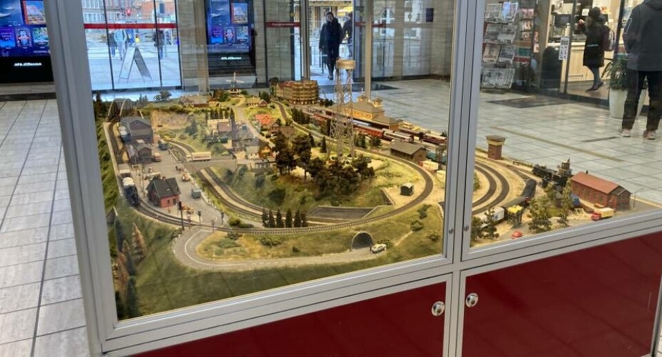 Modelbanen i forhallen på Aalborg Banegård har tjent 26.000 kroner ind på to år. Pengene doneres til Foreningen Grønlandske Børn