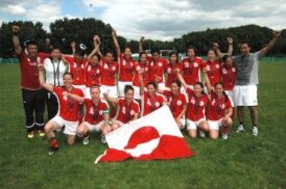 Glade fodbold damer på isle of Wight efter at have vundet den første medalje til Grønland. Foto: John Jakobsen