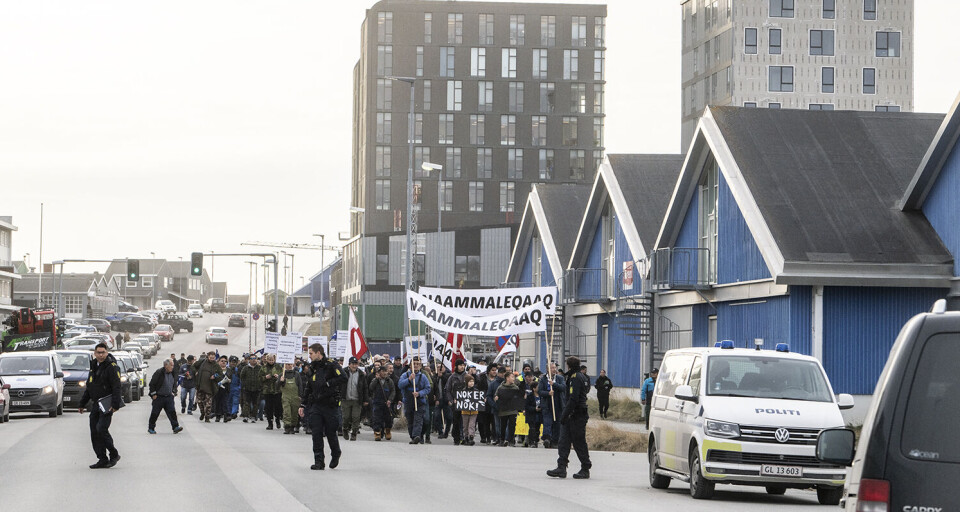 Under ondagens demonstration var politiet stærkt til stede. Sermitsiaq.AG erfarer at det blandt andet skyldes at der forud for demonstrationen var blevet opfordret til at bære våben og 'lave stærk oprør' mod politikerne og mod havnene i landet.