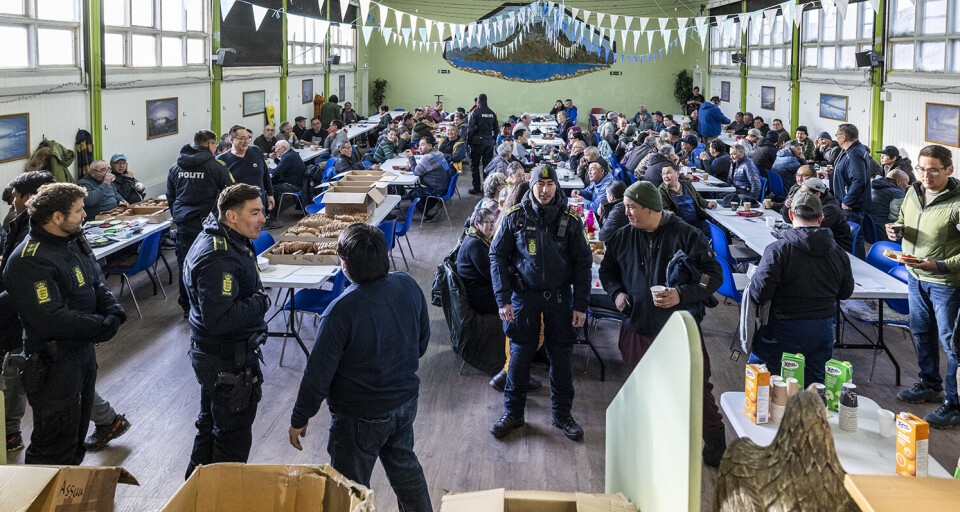 Efter demonstrationen var der kaffemik på forsamlingshuset i Nuuk. Også der var politiet godt repræsenteret.