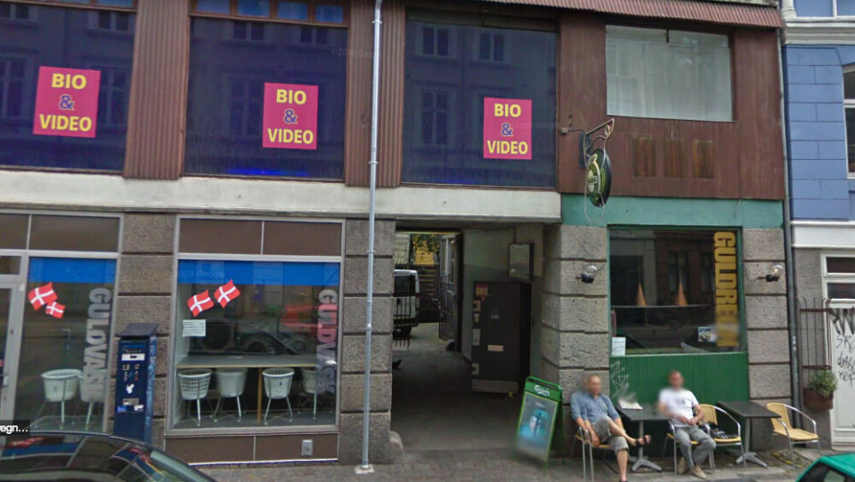 Det var her på Vesterbro, Oehlenschlægersgade, hvor en mand onsdag aften blev smidt ud fra anden sal. Foto: Google Maps
