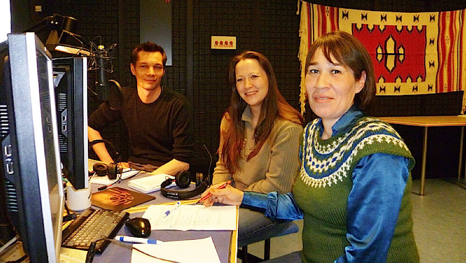 Værterne i KNR’s nye morgenshow vil give den gas i tre timer hver morgen mandag til fredag. Journalisterne Lis L. Jokumsen, Salomine Tobiassen og Lotte Holm skiftes til at dele værtsrollen med Simon Uldum. Foto: Henrik A. Broberg