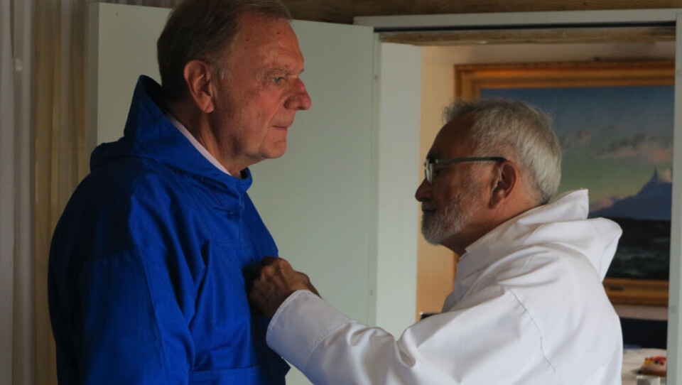 Christian Eugen-Olsen tildeles Nersornaat i sølv af Josef Motzfeldt. Foto: Elly Hauge Pedersen