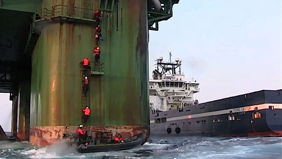 Der var en rockstjerne med, da Greenpeace bordede Cairns olieplatform. Kilde: youtube.com Der var en rockstjerne med da Greenpeace bordede Cairns olieplatform. Kilde: youtube.com Der var en rockstjerne med, da Greenpeace bordede Cairns olieplatform. Kilde: youtube.com Der var en rockstjerne med da Greenpeace bordede Cairns olieplatform. Kilde: youtube.com Der var en rockstjerne med, da Greenpeace bordede Cairns olieplatform. Kilde: youtube.com Der var en rockstjerne med da Greenpeace bordede Cairns olieplatform. Kilde: youtube.com