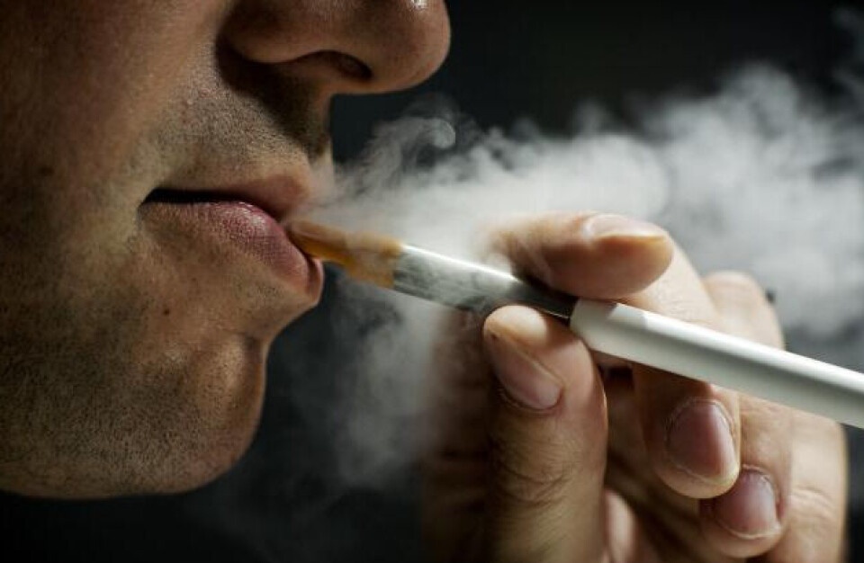 Når rygeloven om få uger strammes, så sker det med undtagelse af de nye elektroniske damp-cigaretter, som i tiltagende grad forhandles over både internettet og i særlige butikker i større byer. Og det giver vide muligheder for, at damp-cigaretterne kan brede sig alle de steder, hvor almindelige smøger hidtil har været forbudt. Ritzau. Matin Lehmann/POLFOTO/Arkiv