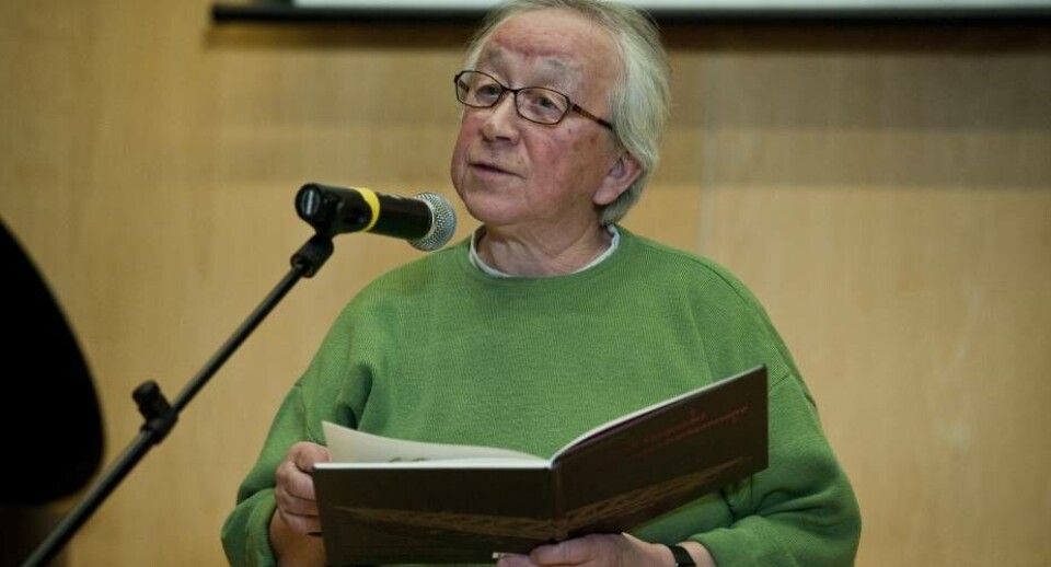 Forfatter Mariane Petersen er blandt de nominerede til Nordisk Råds Litteraturpris 2013. Det sker takket være digtsamlingen Piniartorsuit kinguaavi (Storfangernes efterkommere), som hun her står med. Arkivfoto: Leiff Josefsen