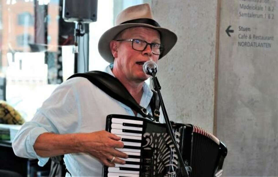 Christian Søgaard med harmonikaen.