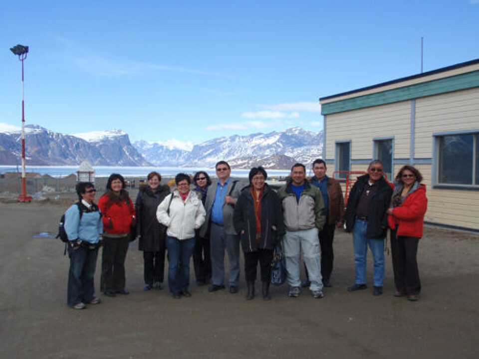 ?Saamerlernit: Sofie Schultz Risager (oqalutsi), Agusta Marie Jeremiassen (ministerip allattaa), Lene Knüppel (D), Bibi Mikarlsen (ataatsimiititaliami allatsi), Leanna Elisworth (Nunavut-imi nunap iluani pissutsinut allaffimmi atorfilik), Aqqalu Abelsen (A) (llaqutariinnermut Peqqinnermullu naalakkersuisoq), Ane Hansen (IA), Ole Thorleifsen (S), Godmand Rasmussen (A), Vittus Mikaelsen (S), kiisalu Raj Downe (Nunavut-mi Peqqinnermut Isumaginninnermullu Naalakkersuisoqarfiup pisortaata allattaa).