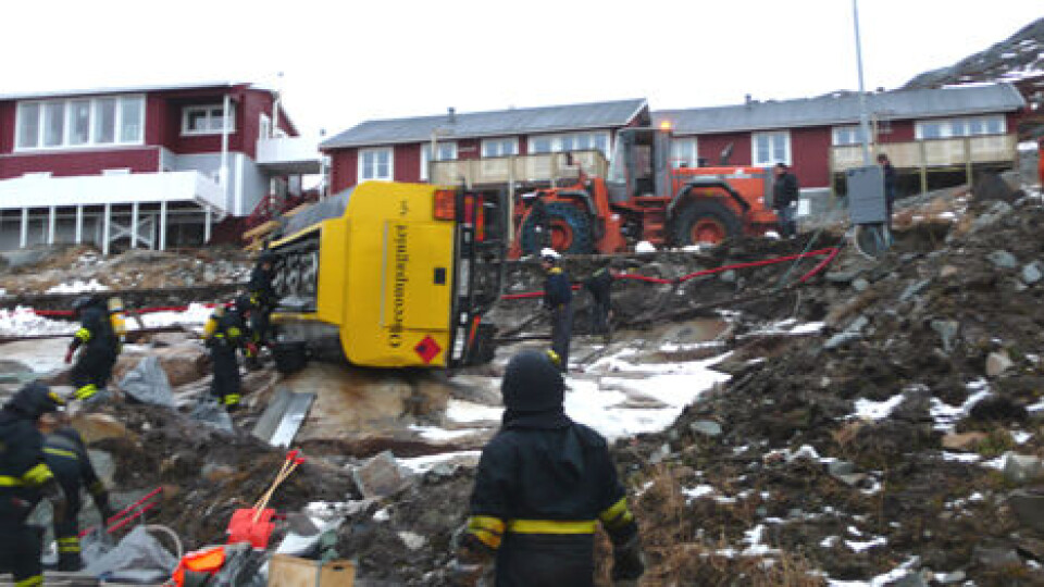 Glatte og uasfalterede veje er årsag til at tankbilen skred ud, siger tankbilens ejer. / Slick, unpaved roads have been identified as the reason for the accident Brandfolk i gang med at minimere forureningen fra olieudslippet. / Fire crews were on hand to prevent the oil from spreading Glatte og uasfalterede veje er årsag til at tankbilen skred ud, siger tankbilens ejer. / Slick, unpaved roads have been identified as the reason for the accident Brandfolk i gang med at minimere forureningen fra olieudslippet. / Fire crews were on hand to prevent the oil from spreading Glatte og uasfalterede veje er årsag til at tankbilen skred ud, siger tankbilens ejer. / Slick, unpaved roads have been identified as the reason for the accident Brandfolk i gang med at minimere forureningen fra olieudslippet. / Fire crews were on hand to prevent the oil from spreading