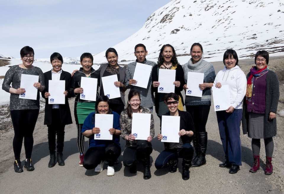 De 11 nye glade ernæringshjælpere er siddende fra venstre: Najatta Gabrielsen, Qaqortoq; Tuperna Qvist, Uummannaq og Kristine Wæver, Uummannaq. Stående fra venstre: Ellen Noahsen, Nuuk; Regine Isaksen, Narsaq; Vivi Wille, Aasiaat; Karen Olsvig, Nuuk; Kevin Isaksen, Nanortalik; Amalie S. Møller, Sisimiut; Palma Josefsen, Maniitsoq; Dorthinguak’ Lyberth, Sisimiut. Og yderst til højre, faglærer på Inuili Irene Jensen