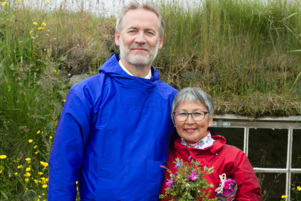 Brud og brudgom Eleonora Jakobsen og Rógvi Johansen blev lørdag formiddag gift i det fri i Qaqortoq. Poul HardKredsdommer Nanna Høegh foretog vielsen foran museet Poul HardBrud og brudgom Eleonora Jakobsen og Rógvi Johansen blev lørdag formiddag gift i det fri i Qaqortoq. Poul HardKredsdommer Nanna Høegh foretog vielsen foran museet Poul HardBrud og brudgom Eleonora Jakobsen og Rógvi Johansen blev lørdag formiddag gift i det fri i Qaqortoq. Poul HardKredsdommer Nanna Høegh foretog vielsen foran museet Poul Hard