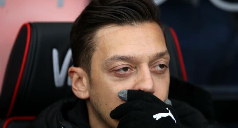 Tyskeren Mesut Özil, der spiller for Arsenal, har ifølge en videooptagelse sniffet lattergas på en natklub i London sammen med tre andre holdkammerater.