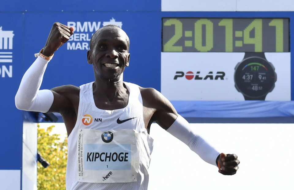 Løberen Eliud Kipchoge fra Kenya kan kalde sig indehaver af den nye verdensrekord på maratondistancen