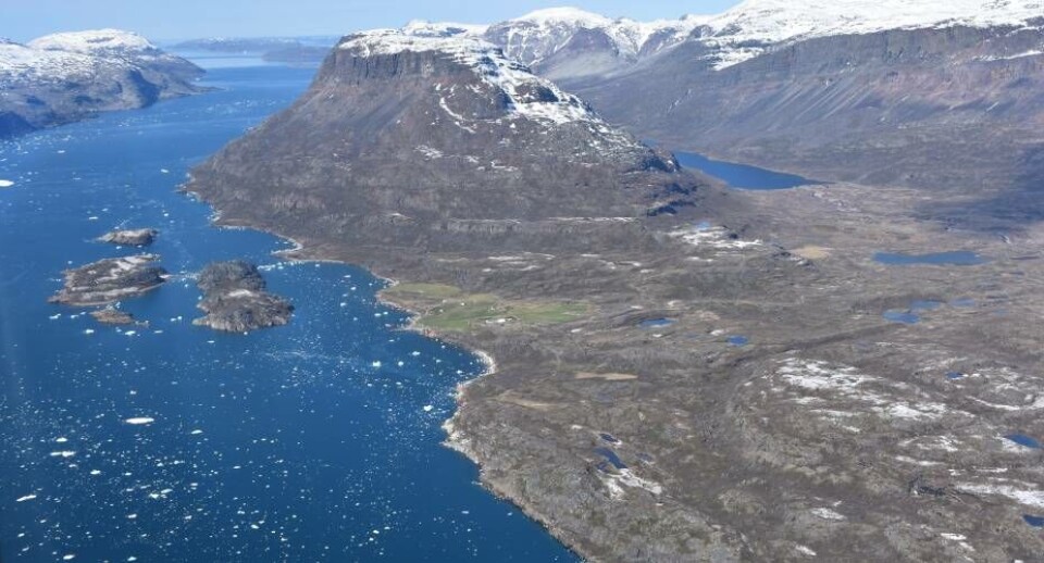 Det er ifølge rapporten sandsynligt, at USA’s øgede sikkerhedspolitiske interesse i Grønland harsvækket kinesisk engagement og handlerum i Grønland for nuværende. Kinas interesser i Arktisog dermed også Grønland er imidlertid langsigtede, og man vil fra kinesisk side sandsynligvisfortsat lede efter muligheder for at investere og samarbejde i Grønland, vurderer ForsvaretsEfterretningstjeneste i deres årlige sikkerhedsvurdering.