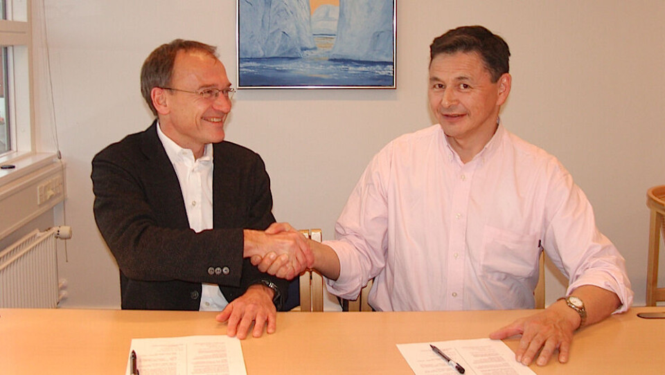 Royal Greenlands administrerende direktør, Mikael Thinghuus, og formand for KNAPK, Leif Fontaine, indgår her aftalen om mindstepriser for hellefisk indhandlet i Uummannaq-forvaltningsområde. Foto: Pressefoto