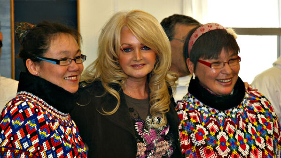 Bonnie Tyler blev modtaget af Qaqortoq kommune med korsang. Foto Ole G. Jensen. Gaver i moskusuld til rocksangerinden. Foto Ole G. Jensen. Bonnie Tyler blev modtaget af Qaqortoq kommune med korsang. Foto Ole G. Jensen. Gaver i moskusuld til rocksangerinden. Foto Ole G. Jensen. Bonnie Tyler blev modtaget af Qaqortoq kommune med korsang. Foto Ole G. Jensen. Gaver i moskusuld til rocksangerinden. Foto Ole G. Jensen.